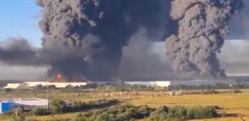 Ukrajinski dron ubio sedam radnika u logističkom centru: Izbio ogroman požar (VIDEO)