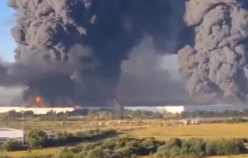 Ukrajinski dron ubio sedam radnika u logističkom centru: Izbio ogroman požar (VIDEO)