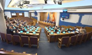 Nova izdaja iz Crne Gore: Izložba o Srebrenici otvorena u holu Skupštine