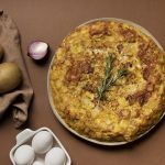 Omlet sa krompirom i kačkavaljem: Hedonistički doručak, sa puno kalorija (RECEPT+VIDEO)
