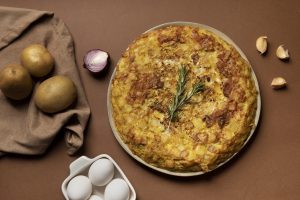 Omlet sa krompirom i kačkavaljem: Hedonistički doručak, sa puno kalorija (RECEPT+VIDEO)