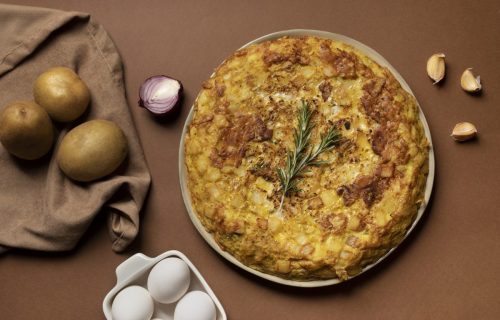 Omlet sa krompirom i kačkavaljem: Hedonistički doručak, sa puno kalorija (RECEPT+VIDEO)