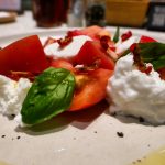 Burata sa rendanim zamrznutim paradajzom – letnje jelo, koje osvaja na prvi zalogaj (RECEPT+VIDEO)
