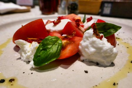 Burata sa rendanim zamrznutim paradajzom – letnje jelo, koje osvaja na prvi zalogaj (RECEPT+VIDEO)