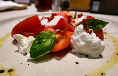 Burata sa rendanim zamrznutim paradajzom – letnje jelo, koje osvaja na prvi zalogaj (RECEPT+VIDEO)