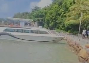 Prevrnuo se gliser sa turistima blizu popularnog ostrva: Poginulo najmanje 15 ljudi