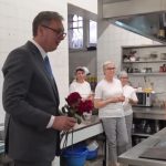 Vučić obradovao kuvarice u Predsedništvu: "Nije 8. mart, ali znam koliko vam je vruće ovde" (VIDEO)