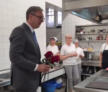 Vučić obradovao kuvarice u Predsedništvu: “Nije 8. mart, ali znam koliko vam je vruće ovde” (VIDEO)