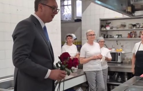 Vučić obradovao kuvarice u Predsedništvu: "Nije 8. mart, ali znam koliko vam je vruće ovde" (VIDEO)