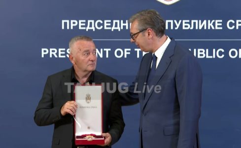 “Počivaj u miru Milovane, nećemo te zaboraviti”: Vučić na dodeli odlikovanja starijem vodniku Jovanoviću