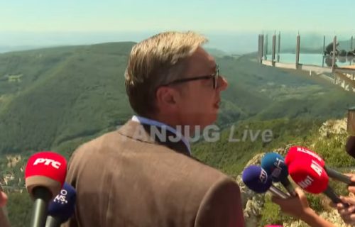 (UŽIVO) Karta 500 dinara, pogled na pola Srbije: Vučić na otvaranju staklenog vidikovca na Kablaru