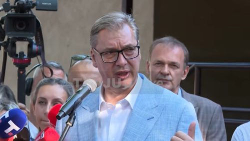Vučić u poseti selu Vasilj kod Knjaževca, obilazi mobilnu ambulantu