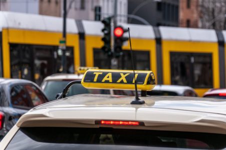 Kraj previsokih cena vožnje? Uvode se nova pravila za taksiste