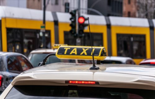 Kraj previsokih cena vožnje? Uvode se nova pravila za taksiste