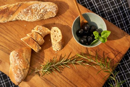 Tost sa maslinama: Savršen branč, za letnje temperature (RECEPT+VIDEO)