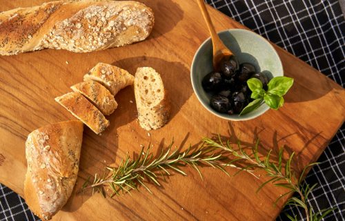Tost sa maslinama: Savršen branč, za letnje temperature (RECEPT+VIDEO)