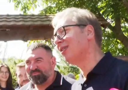 Vučić stigao u Temsku, poseta gazdinstvu Penčić: “Divno mesto, siromašno je, ali se polako ljudi snalaze”