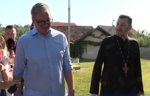 Vučić posetio crkvu u Čipuljiću: "Kao i u poslednjem ratu, prva kuća koju spale je iz familije Vučića"