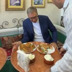 Vučić posetio pekaru "Sve pod sač": "Kažu da se u Novom Pazaru ne ostaje gladan" (VIDEO)
