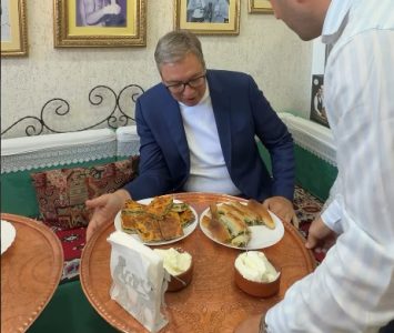 Vučić posetio pekaru “Sve pod sač”: “Kažu da se u Novom Pazaru ne ostaje gladan” (VIDEO)