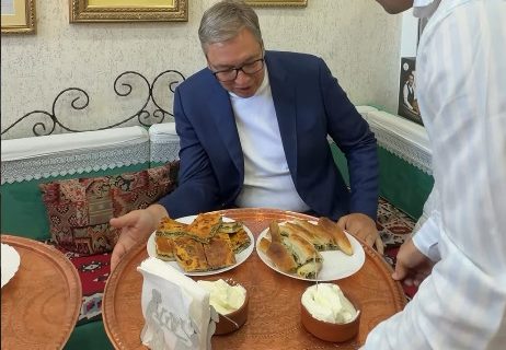 Vučić posetio pekaru "Sve pod sač": "Kažu da se u Novom Pazaru ne ostaje gladan" (VIDEO)