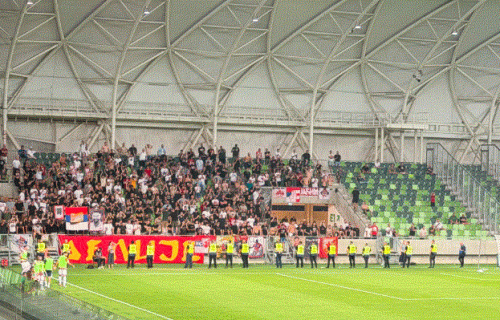 Delije razvile veliki transparent: Moćna poruka viđena na stadionu u Mađarskoj (FOTO)