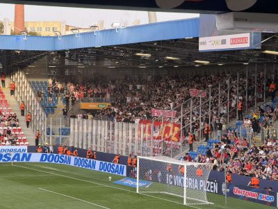 Delije u Plzenju odale počast Ratku Mladiću: “Generale, večna slava i hvala” (FOTO)