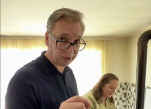 Tako se čuva srpsko ognjište, Vučić posetio domaćinstvo Nikolića: Naše porodice su najveće bogatstvo