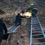 Neverovatne fotografije spasavanja dečaka u Ovčar Banji: Monah manastira poklonio ikonu spasilačkoj ekipi (FOTO)