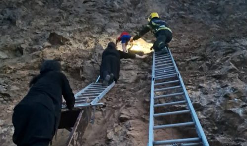 Neverovatne fotografije spasavanja dečaka u Ovčar Banji: Monah manastira poklonio ikonu spasilačkoj ekipi (FOTO)