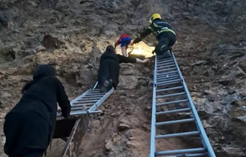 Neverovatne fotografije spasavanja dečaka u Ovčar Banji: Monah manastira poklonio ikonu spasilačkoj ekipi (FOTO)