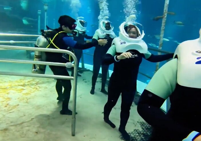 Pod vodom, među ajkulama i ražama: Jedinstvena šetnja morskim dnom, u najvećem zatvorenom morskom tematskom parku (VIDEO)