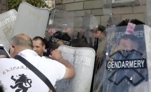 Neonacisti pokušali da upadnu u hotel sa jevrejskom decom u Sofiji: Tajani oštro osudio incident