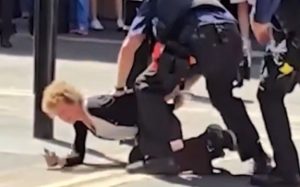 Zaplenjene makaze od mentalno labilne žene u Londonu: Britanska policija otkrila detalje napada (VIDEO)