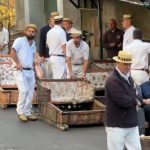 Vožnja kroz istoriju Madeire: Tradicionalne pletene sanke, jure ulicama Funšala (VIDEO)