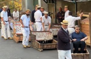 Vožnja kroz istoriju Madeire: Tradicionalne pletene sanke, jure ulicama Funšala (VIDEO)