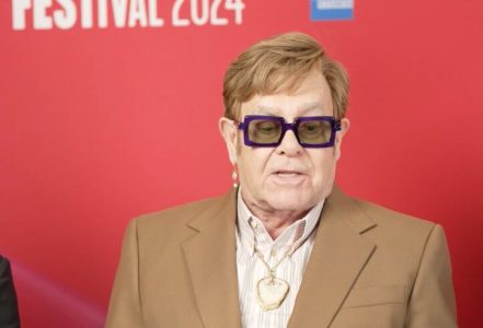 Elton Džon šokirao svojom idejom: Pretvorio deo kolena u nakit,vredan pažnje