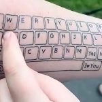 Majka na ruci istetovirala tastaturu, kako bi komunicirala sa autističnim sinom