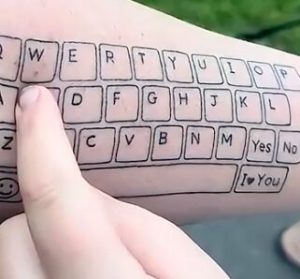 Majka na ruci istetovirala tastaturu, kako bi komunicirala sa autističnim sinom
