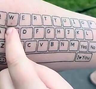 Majka na ruci istetovirala tastaturu, kako bi komunicirala sa autističnim sinom