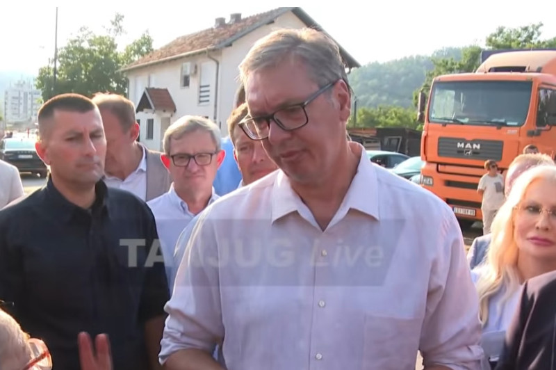 Vučić u Medveđi razgovarao sa socijalno ugroženim porodicama: Predsednik obećao pomoć građanima (VIDEO)