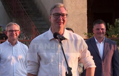(UŽIVO) Vučić stigao u Lebane: Predsednik obilazi preduzeće za preradu voća i povrća "Interfood S80" (VIDEO)