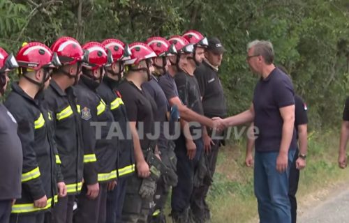 (UŽIVO) Vučić obilazi Deliblatsku peščaru: Predsednik Srbije na području zahvaćenim požarom (VIDEO)