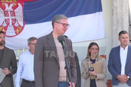 (UŽIVO) Predsednik u poseti Rasinskom okrugu: Vučić obilazi preduzeće za organsku proizvodnju voća (VIDEO)