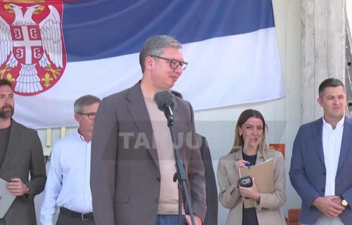 (UŽIVO) Predsednik u poseti Rasinskom okrugu: Vučić obilazi preduzeće za organsku proizvodnju voća (VIDEO)