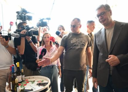 (UŽIVO) Vučić obilazi vinariju “Cvetković” u Stanjevu kod Aleksandrovca: Predsednik u poseti Rasinskom okrugu (VIDEO)