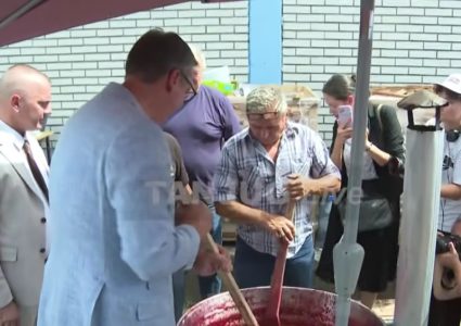 (UŽIVO) Vučić u poseti Mačvanskom okrugu: Obilazi Sajam šljiva “Osečina 2026” (VIDEO)