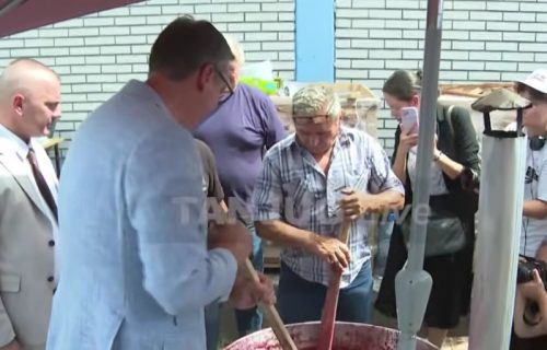 (UŽIVO) Vučić u poseti Mačvanskom okrugu: Obilazi Sajam šljiva "Osečina 2026" (VIDEO)