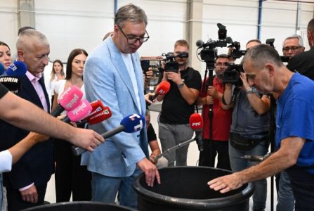 (UŽIVO) Vučić u obilasku preduzeća “Krušik-Plastika”: “Naš je cilj da imate što više zaposlenih” (VIDEO)