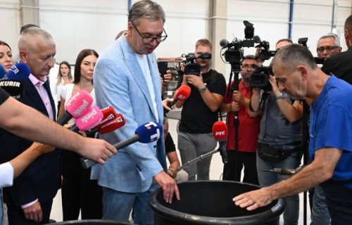 (UŽIVO) Vučić u obilasku preduzeća "Krušik-Plastika": "Naš je cilj da imate što više zaposlenih" (VIDEO)